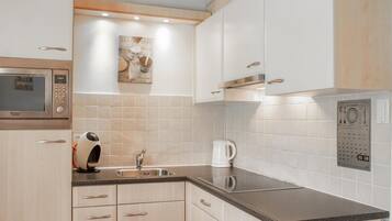 Frigorífic, microones, forn i placa de cuina