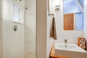 Articles de toilette gratuits, sèche-cheveux, serviettes fournies