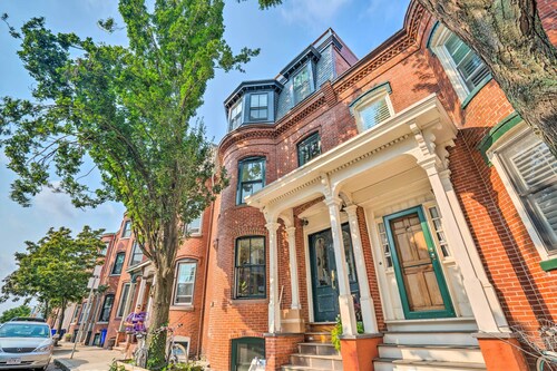 2 Mi to Dtwn: Boston Townhome Near Beaches!
