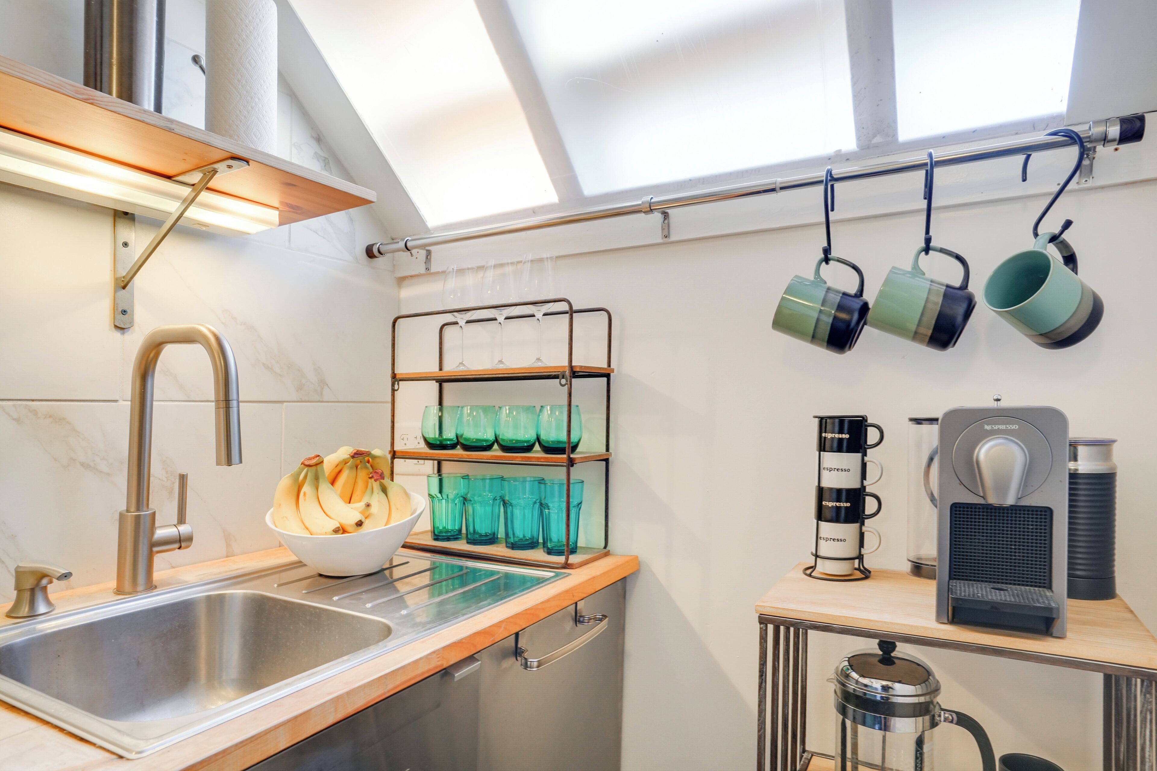 Réfrigérateur, micro-ondes, plaque de cuisson, cafetière/bouilloire