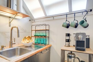 Réfrigérateur, micro-ondes, plaque de cuisson, cafetière/bouilloire