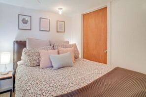 1 bedroom, desk, laptop workspace, iron/ironing board - 2 Mi to Dtwn: Boston Apartment Near Beaches! (Boston)