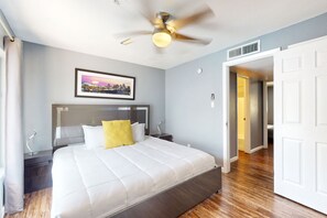 2 bedrooms, iron/ironing board, WiFi, bed sheets - Snowbird-Friendly Condo with Patio Access, Central AC, Free WiFi - Dogs Welcome (Glendale)