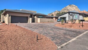 A residential area with houses, a driveway, and a mountain in the background. - Sedona Sanctuary w/ Hot Tub, Fire Pit & Grill (Sedona)