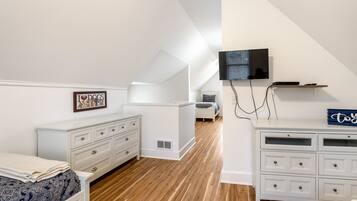 3 bedrooms, iron/ironing board, internet, bed sheets