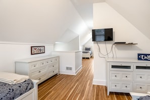 3 habitaciones, tabla de planchar con plancha, internet y ropa de cama