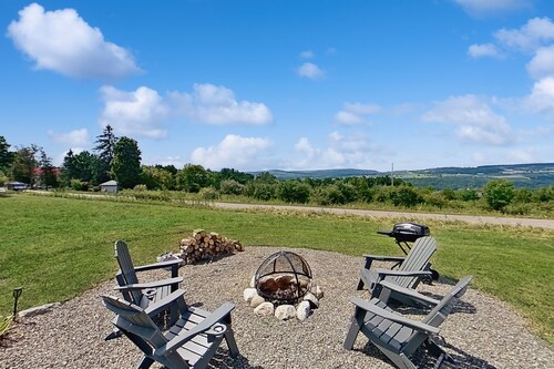 Private, well-appointed home with lake views, deck - near wine trails
