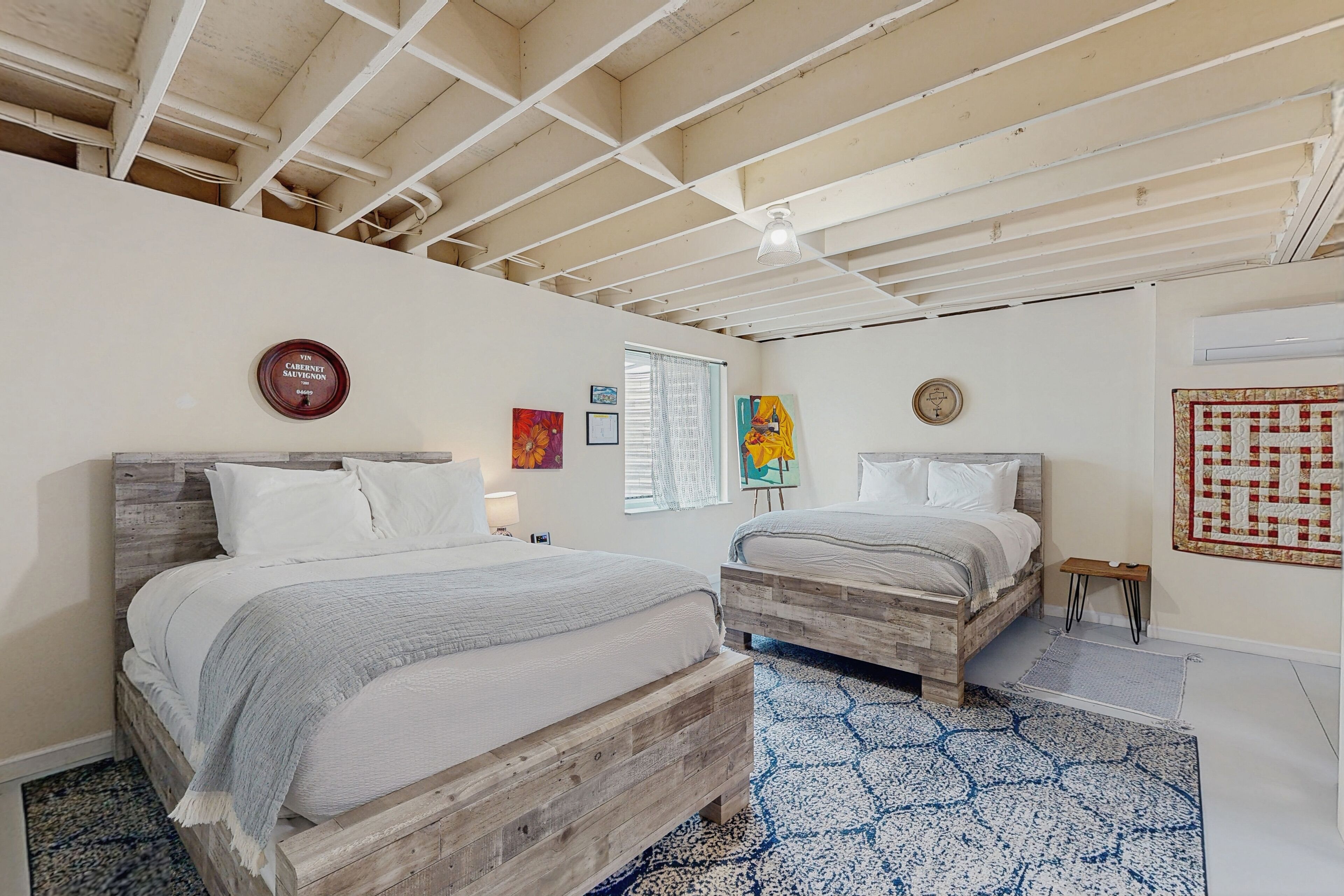 2 slaapkamers, een strijkplank/strijkijzer, internet, beddengoed