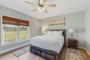 2 bedrooms, iron/ironing board, Internet, bed sheets - Private, well-appointed home with lake views, deck - near wine trails (Hammondsport)