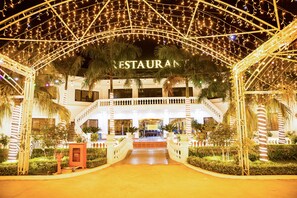 Breakfast, lunch and dinner served - La Saveur de Hoa Binh Resort (Luong Son)