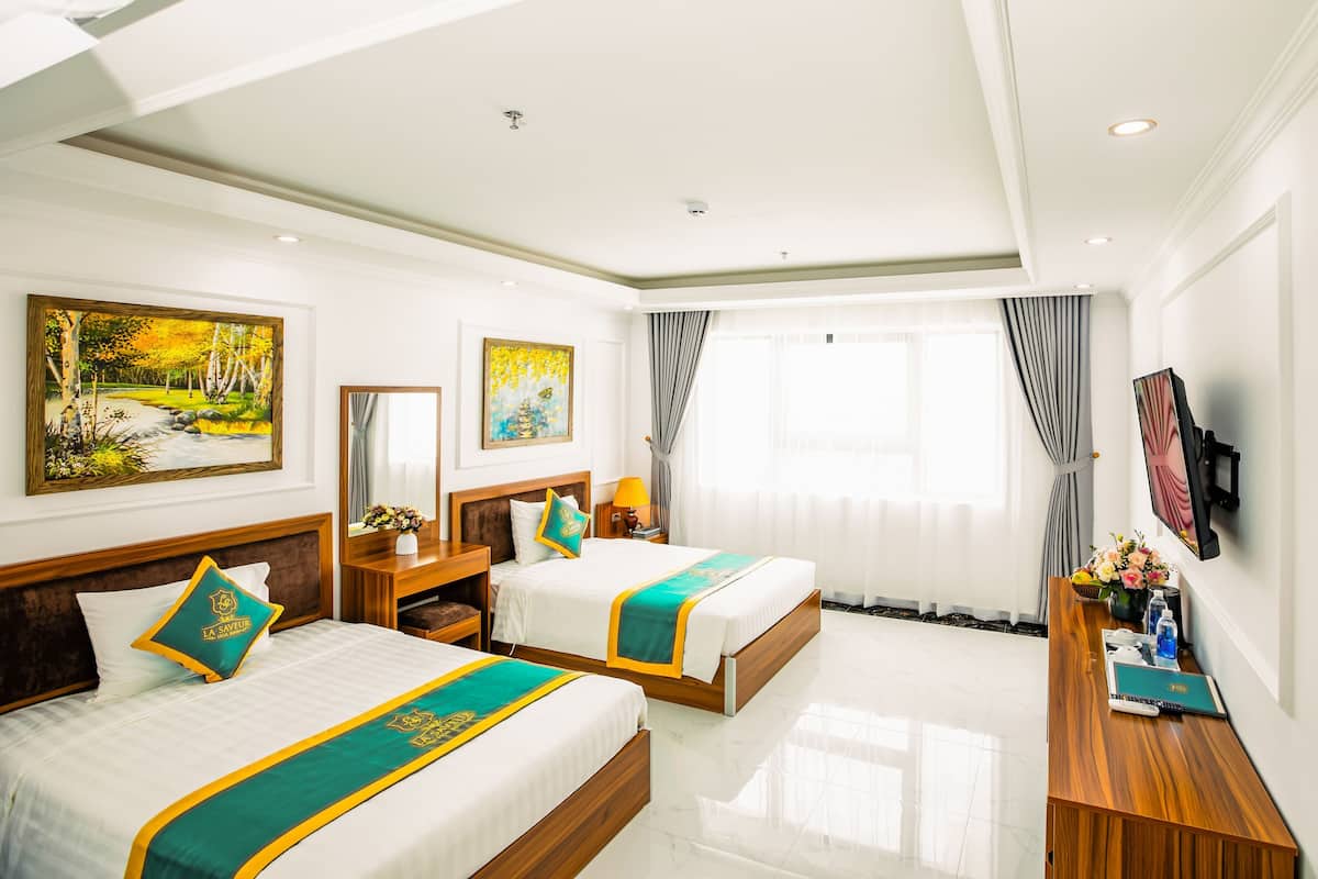 เครื่องนอนป้องกันสารก่อภูมิแพ้, มินิบาร์, ตู้นิรภัยในห้องพัก, โต๊ะทำงาน