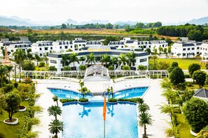 Una piscina al aire libre, sillones reclinables de piscina