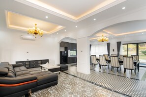 Hoang Hon Hill Villa | Shared kitchen - La Saveur de Hoa Binh Resort (Luong Son)