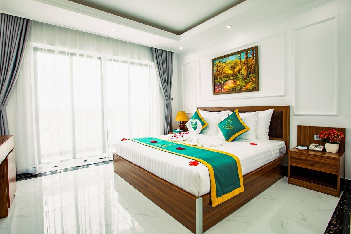 ห้องดีลักซ์ดับเบิล | เครื่องนอนป้องกันสารก่อภูมิแพ้, มินิบาร์, ตู้นิรภัยในห้องพัก, โต๊ะทำงาน