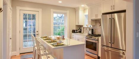 Køleskab, mikrobølgeovn, kaffe-/temaskine, brødrister