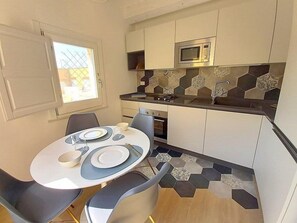 Frigorifero, microonde, piano cottura, lavastoviglie