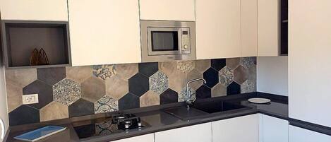 Fridge, microwave, stovetop, dishwasher