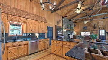 Fridge, microwave, stovetop, dishwasher