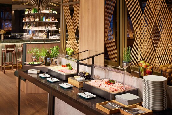 Daily buffet breakfast (EUR 25 per person) - Adina Apartment Hotel Dusseldorf (Düsseldorf)