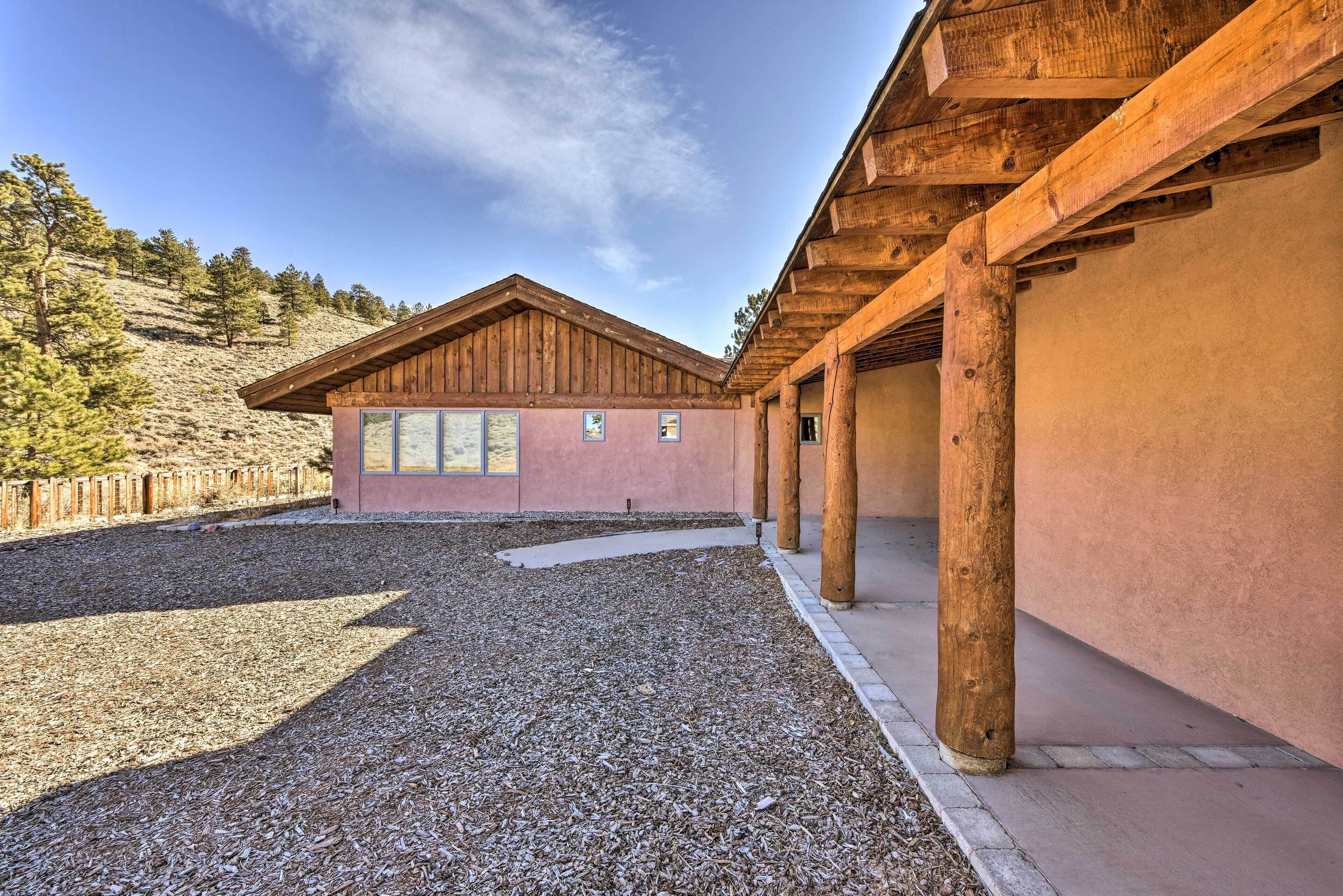 Un bâtiment à l’extérieur en bois et une allée gravillonnée.