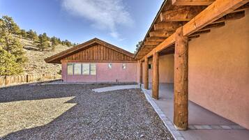Un bâtiment à l’extérieur en bois et une allée gravillonnée.