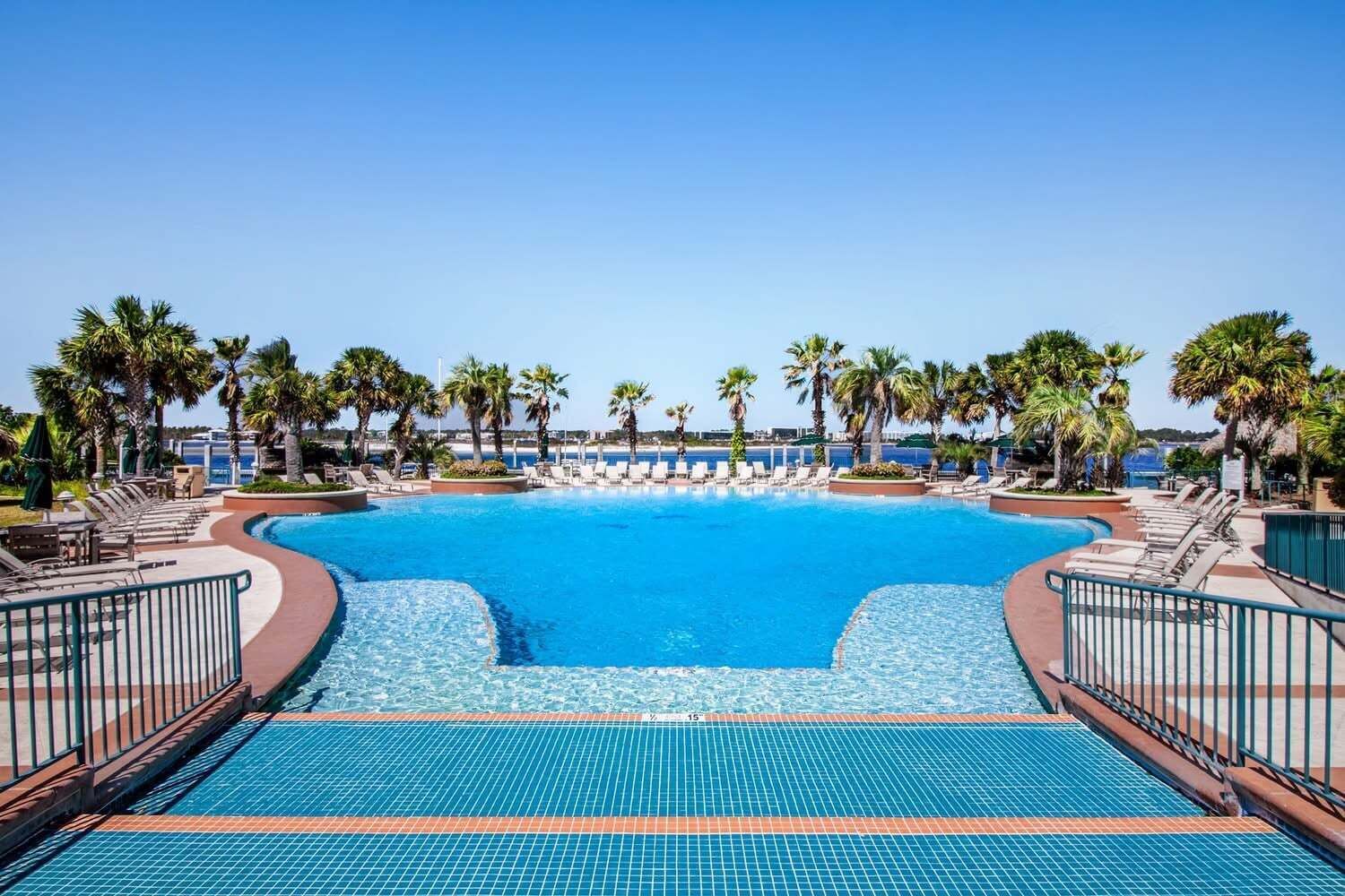 Innendørsbasseng og et oppvarmet basseng