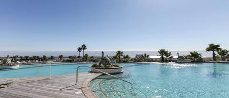 Een binnenzwembad, een verwarmd zwembad