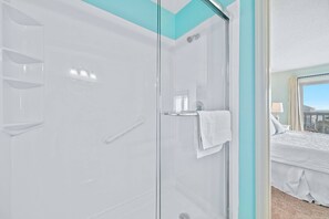 Tina con regadera, toallas, shampoo 