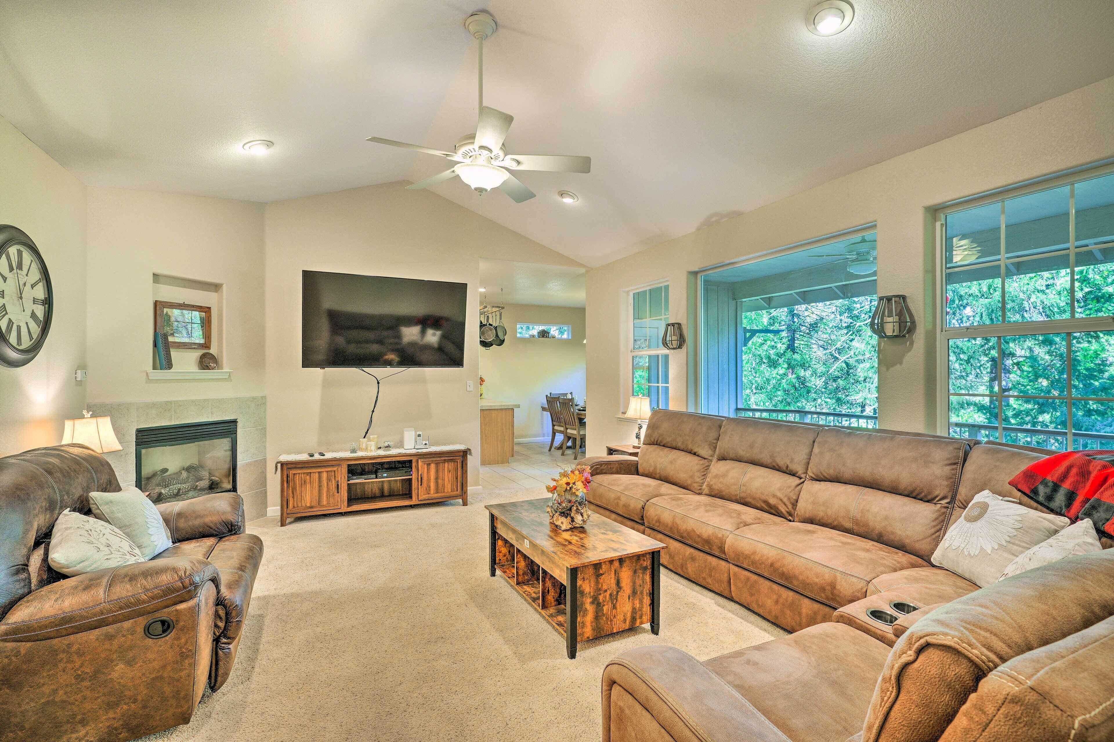 Sonora Home w/ Pool Table, Grill & 2 Balconies