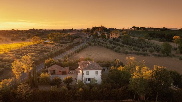 A rural landscape with a white house surrounded by fields and trees. - Independent villa with WIFI, private pool, A/C, close to Cortona! (Castiglion Fiorentino)