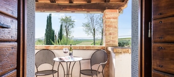 Independent villa with WIFI, private pool, A/C, close to Cortona!