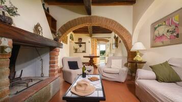 Smart TV, caminetto, tavolo da ping pong