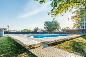 สระว่ายน้ำกลางแจ้งเปิดตามฤดูกาล, คาบาน่าฟรี, ร่มริมสระว่ายน้ำ