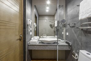 Gratis toiletartikler, hårtørrer, badekåber, hjemmesko