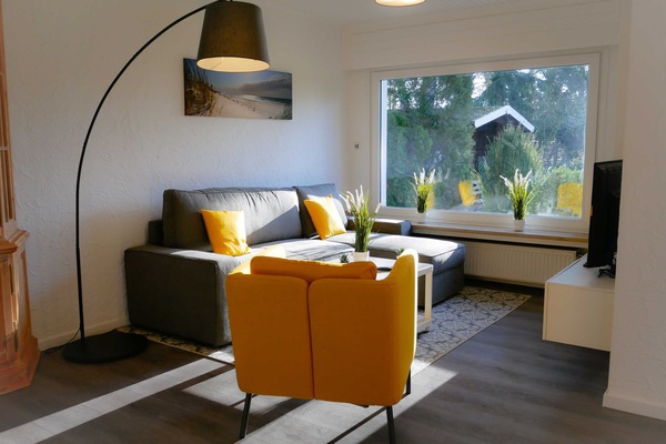 Wohnzimmer mit Blick in den Garte