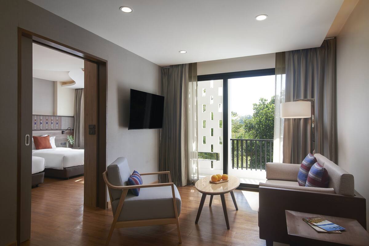 suite, 1 bedroom | living area | flat-screen tv