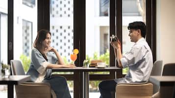 Desayuno buffet (THB 180 por persona)