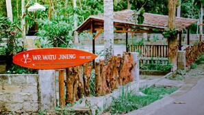 A sign indicating free WiFi at WR. Watu Jinjeng. - Watu Jineng by WizZeLa (Penida Island)