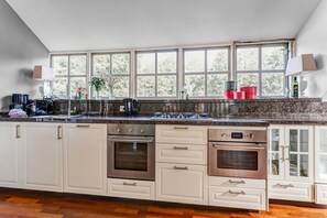 Fridge, microwave, oven, stovetop - Tranquil Apartment in Sint Maartensbrug (Sint Maartensbrug)