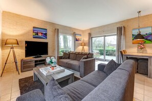 TV, DVD player - Tranquil Apartment in Sint Maartensbrug (Sint Maartensbrug)