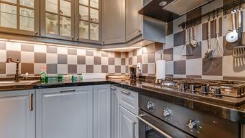 Een koelkast, een magnetron, een oven, een kookplaat