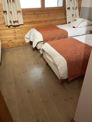 4 bedrooms, in-room safe, travel cot, free WiFi