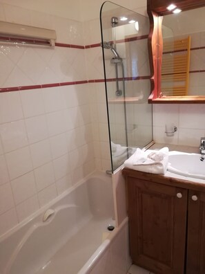 Bathtub, hair dryer, towels, soap - Luxury apartment 90m2 sleeps 10 La Plagne Aime 2000 at the foot of the slopes (La plagne)
