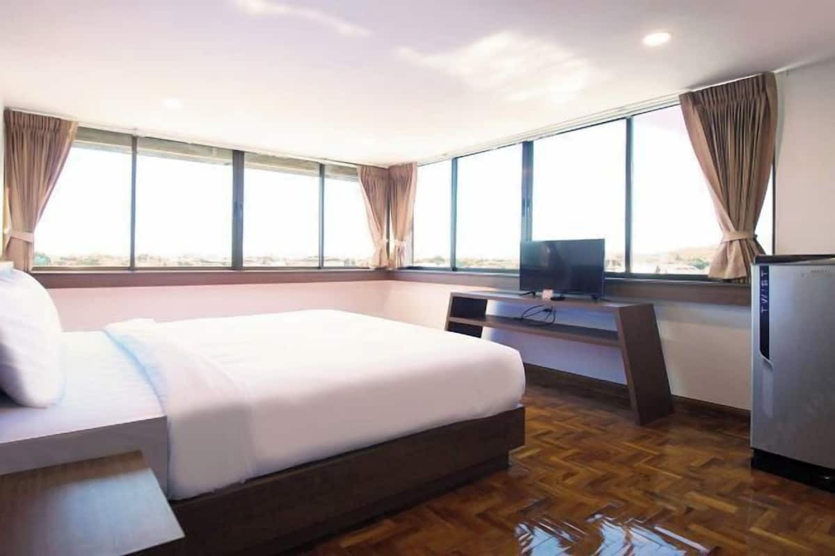 1 bedroom, blackout drapes, free WiFi, bed sheets