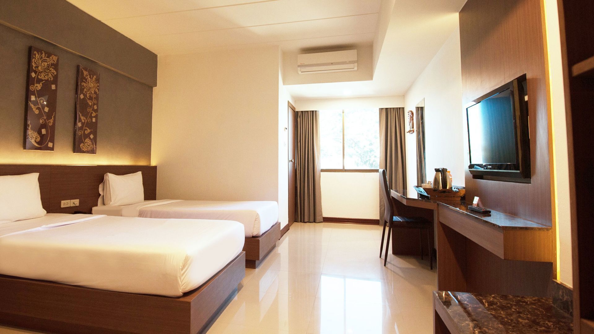 Blackout curtains, free WiFi, bed sheets