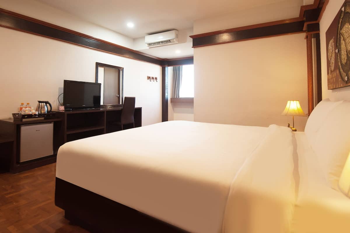 Luxury Premier Room | 1 bedroom, blackout drapes, free WiFi, bed sheets