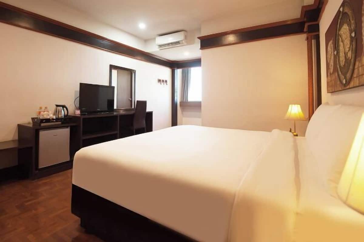 1 bedroom, blackout drapes, free WiFi, bed sheets