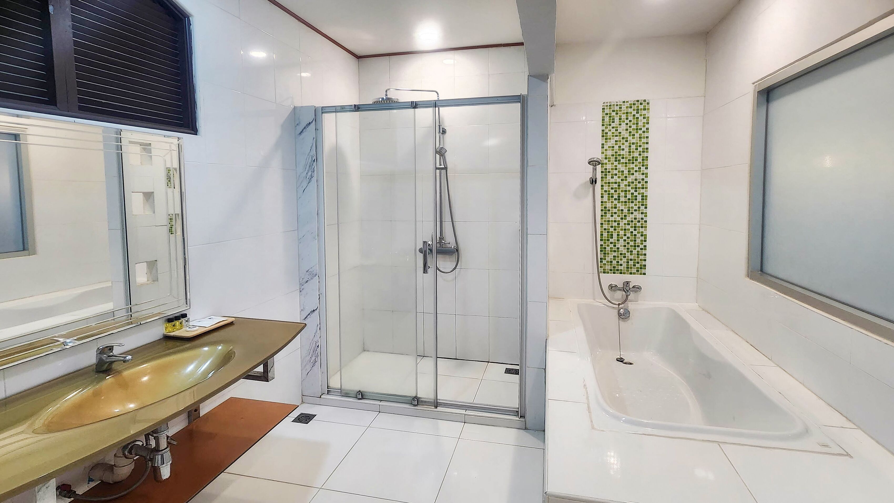 Suite | Badkamer | Een douche, een haardroger, handdoeken, zeep