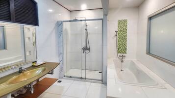 Suite Room | Bathroom | Shower, hair dryer, towels, soap