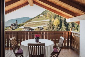 Outdoor dining - Holiday Apartment 'Oberegghof Hahnenkamm' with Mountain View and Wi-Fi (Riffian)